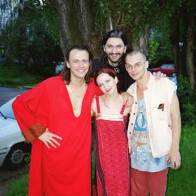 Kolegy přišel před divadlo podpořit Dracula Daniel Hůlka. Zleva Pavel Polák (Pilát Pontský), Bára Basiková (Máří Magdalena) a Tomáš Trapl (Jidáš).