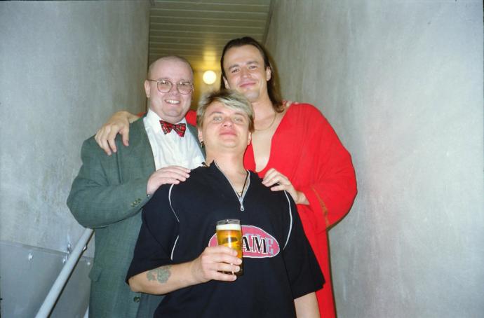 Vilém Čok na archivním snímku z 90. let v civilu a s nezbytným pivečkem v ruce. Vlevo producent muzikálu Jesus Christ Superstar, Stanislav Aubrecht.