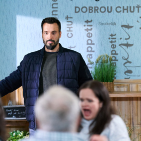 Ten se nakonec skutečně objeví a je to Václav Noid Bárta. Ačkoli byla zpěvákova role pouze epizodní a zahrál si sám sebe, byl pro něj návrat do Ulice příjemným zpestřením.