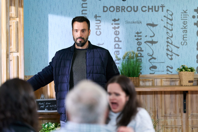 Ten se nakonec skutečně objeví a je to Václav Noid Bárta. Ačkoli byla zpěvákova role pouze epizodní a zahrál si sám sebe, byl pro něj návrat do Ulice příjemným zpestřením.
