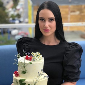 Dvoupatrový dort, který Besky upekla pro svoji tetu.