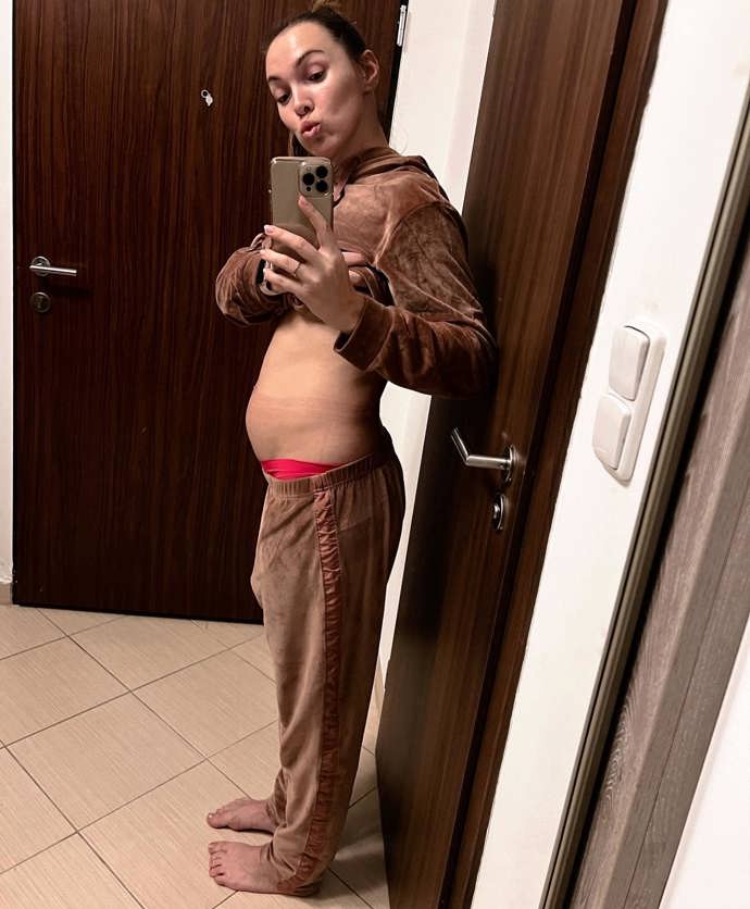 Z bříška si Kamila, která celý život sportuje, nic nedělá.