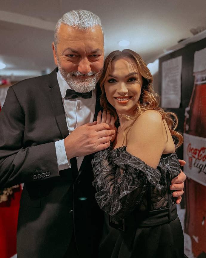 Daniel Hůlka patří mezi kolegy, se kterými zpěvačka Kamila Nývltová spolupracuje prakticky od začátku své muzikálové kariéry. Poznali se při práci na muzikálu Kleopatra.