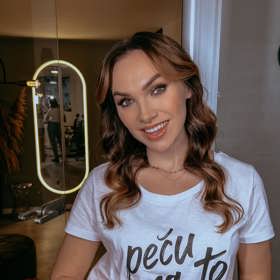 Tričko Kamily Nývltové naznačuje, že se jeho nositelka kromě zpěvu věnuje také pečení.