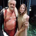 Richard Tesařík v kostýmu supa z muzikálu Mauglí zapózoval s redaktorkou Lifee.cz.