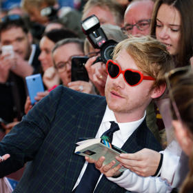 Rupert Grint je obvykle lehce poznatelný nejen díky vlasům, ale také brýlím, které jakoby vypadly z outfitů Eltona Johna. Tyto srdíčkové nosí Grint již několik let.