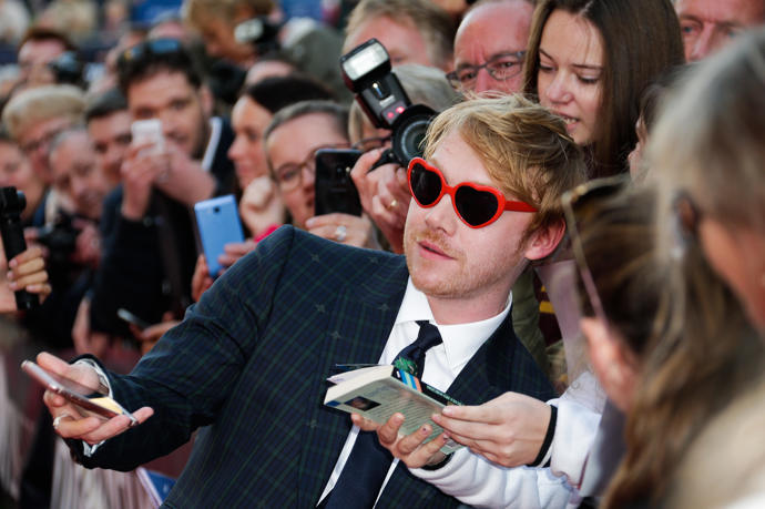 Rupert Grint je obvykle lehce poznatelný nejen díky vlasům, ale také brýlím, které jakoby vypadly z outfitů Eltona Johna. Tyto srdíčkové nosí Grint již několik let.