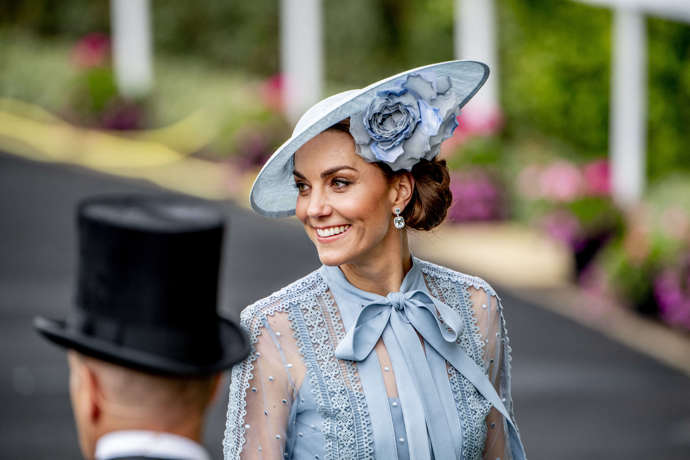Vždy upravená a elegantní, zároveň veselá a ochotná na místě zavtipkovat. Takovou Kate miluje celá Británie.