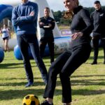 Kate je velká sportovkyně, takže když se poblíž naskytne míč, neváhá a vystřelí. K překvapení manžela Williama i přítomných fotografů.