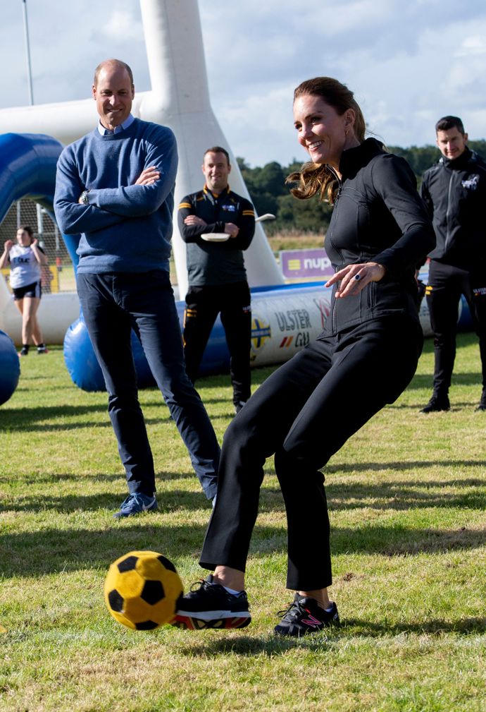 Kate je velká sportovkyně, takže když se poblíž naskytne míč, neváhá a vystřelí. K překvapení manžela Williama i přítomných fotografů.