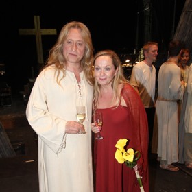 Nové karlínské nastudování, Ježíš Kamil Střihavka pózuje s Máří Magdalenou Bárou Basikovou.