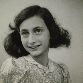Jedna z posledních fotografií Anne Frankové vznikla v květnu 1942.
