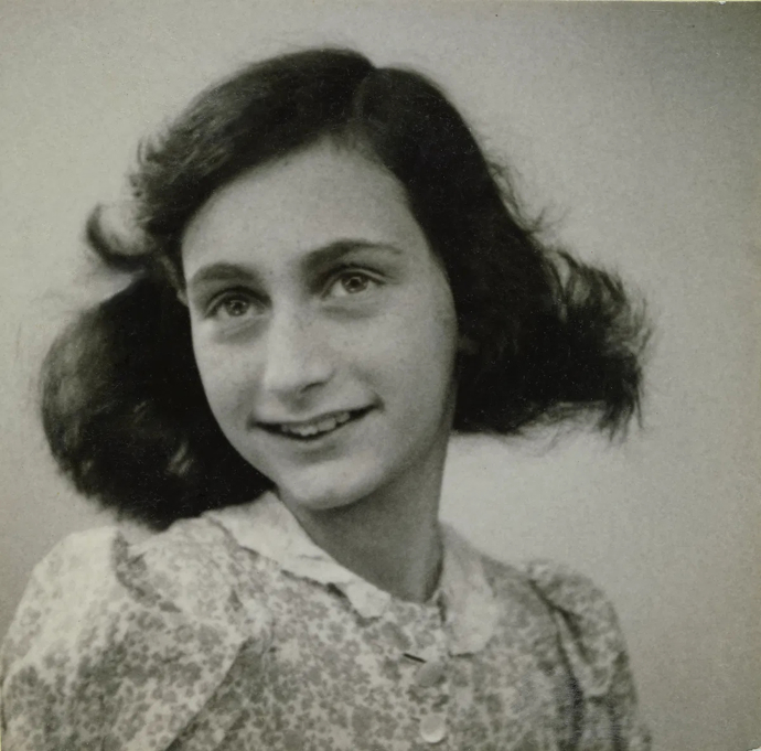 Jedna z posledních fotografií Anne Frankové vznikla v květnu 1942.