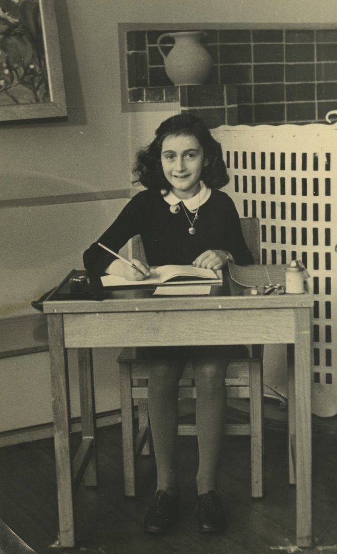 Anne Franková v amsterdamské montessori škole. Fotka pochází z roku 1940. Pak musela přestoupit na židovské lyceum.