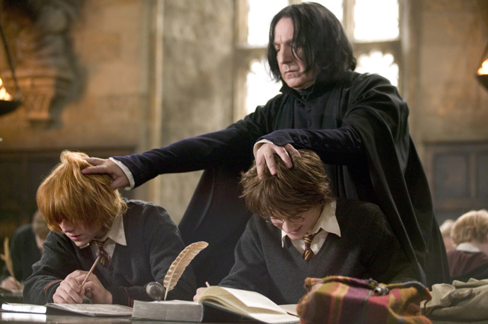 Přestože byl Alan Rickman v civilu ohromný sympaťák, v sérii příběhů o Harrym Potterovi si zahrál nepříjemného Severuse Snapea.