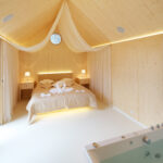 Penzion čítá devět stylových pokojů, které působí velmi originálně a útulně. Amazing Places doporučuje rezervovat si pokoj Klentnické madony (viz foto), kde nechybí sauna, krb či vinotéka.