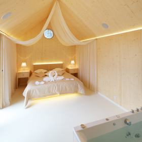 Penzion čítá devět stylových pokojů, které působí velmi originálně a útulně. Amazing Places doporučuje rezervovat si pokoj Klentnické madony (viz foto), kde nechybí sauna, krb či vinotéka.