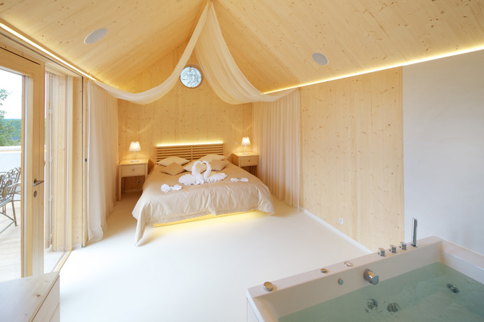 Penzion čítá devět stylových pokojů, které působí velmi originálně a útulně. Amazing Places doporučuje rezervovat si pokoj Klentnické madony (viz foto), kde nechybí sauna, krb či vinotéka.