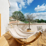 Na své si tu přijdou jak vyznavači zdravého životního stylu, tak hosté na bezlepkové dietě. Zdejší dobroty si můžete díky obchůdku na Faře odvézt i domů. Využít lze i Farních lázní, finské či parní sauny nebo se v létě zchladit ve venkovním bazénu. Vřelá pohostinnost majitelů i personálu, výborné jídlo, intimní atmosféra a sladké nicnedělání, to jsou hlavní faktory, díky nimž se Café Fara stalo absolutním vítězem ankety.