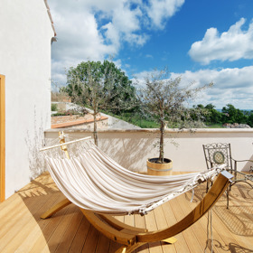 Na své si tu přijdou jak vyznavači zdravého životního stylu, tak hosté na bezlepkové dietě. Zdejší dobroty si můžete díky obchůdku na Faře odvézt i domů. Využít lze i Farních lázní, finské či parní sauny nebo se v létě zchladit ve venkovním bazénu. Vřelá pohostinnost majitelů i personálu, výborné jídlo, intimní atmosféra a sladké nicnedělání, to jsou hlavní faktory, díky nimž se Café Fara stalo absolutním vítězem ankety.