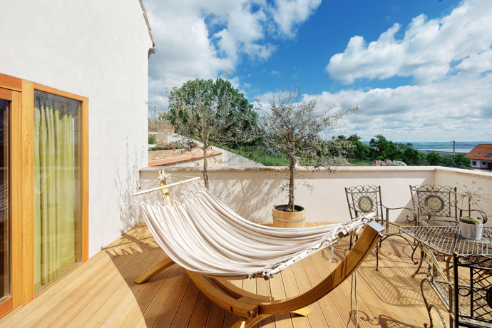 Na své si tu přijdou jak vyznavači zdravého životního stylu, tak hosté na bezlepkové dietě. Zdejší dobroty si můžete díky obchůdku na Faře odvézt i domů. Využít lze i Farních lázní, finské či parní sauny nebo se v létě zchladit ve venkovním bazénu. Vřelá pohostinnost majitelů i personálu, výborné jídlo, intimní atmosféra a sladké nicnedělání, to jsou hlavní faktory, díky nimž se Café Fara stalo absolutním vítězem ankety.