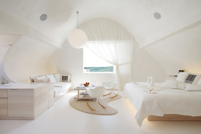 Výjimečný zážitek z pobytu umocňují pokrmy z lokálních surovin od místních farmářů. Majitelé se snaží využít plodnosti Pálavy a na vlastních políčkách pěstují zeleninu a ovoce. Pro recept se nebojí sáhnout ani do 100 let starých kuchařek.