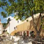 Absolutní vítěz Amazing Places 2021: Café Fara - Areál v jihomoravských Klentnicích provozuje už desátým rokem rodina Džiubanových, která zpočátku snila o malé kavárně nabízející domácí produkty. Jenže o jejich služby byl takový zájem, že v současné době poskytuje svým klientům mnohem více. V areálu s několika budovami kolem podlouhlého dvora s majestátním ořechem najdete barokní faru, kde se nachází kavárna, dřevěnou stodolu a starou školu, které slouží jako penzion, a také sallu terrenu se sklepem, kde se báječně snídá s výhledem na zahradu.