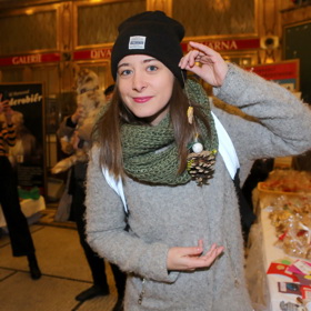 Anna Stropnická pochází z umělecké rodiny. Jejím tátou je herec Martin Stropnický, mámou textařka Lucie Stropnická.