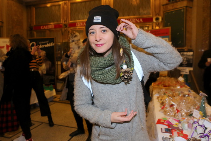 Anna Stropnická pochází z umělecké rodiny. Jejím tátou je herec Martin Stropnický, mámou textařka Lucie Stropnická.