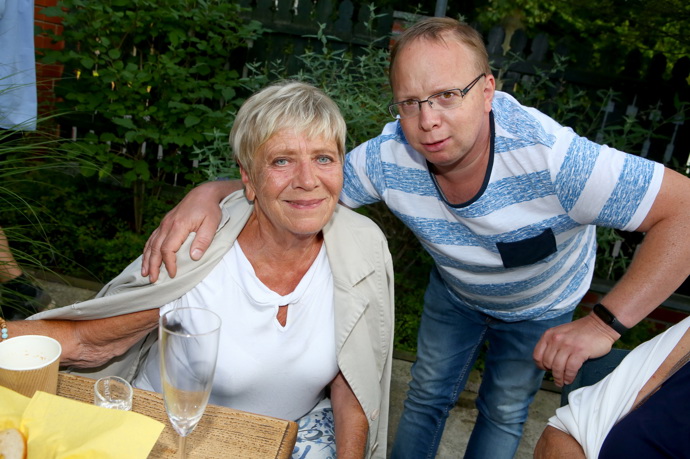 5. Jaroslava Obermaierová zůstala sama na výchovu dnes už dospělého syna Jaroslava, který s ní stále bydlí. Místo klidného důchodu se herečka dodnes snaží zůstat aktivní a rodinu finančně dotovat.