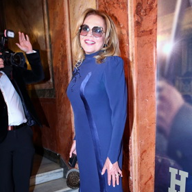 Také na premiéru dlouho očekávaného filmu Havel se Dagmar Havlová zahalila do královsky modré róby, kterou doplnila kulatým černým psaníčkem připomínajícím blyštivý šperk. 