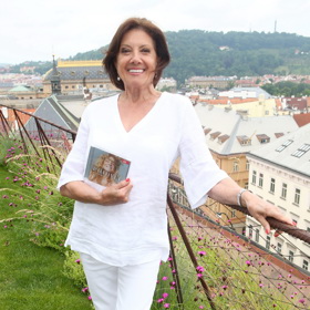 Marie Rottrová se nedávno s fanoušky podělila o svůj tajný trik - ke kráse si dopomáhá bílou barvou oblečení. 