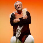 Richard Tesařík si ze sebe na jevišti dokáže udělat legraci. Vtipný kostým supa mu práci výrazně ulehčuje.
