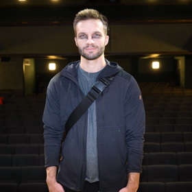 Manžel Terezy Ramba Matyáš v muzikálu Mauglí tancuje. Oděn je přitom jen velmi spoře. V divadle se radoval z čerstvě narozené dcery Miřenky.