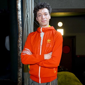 Také Jan Cina vystupuje v muzikálu téměř neoděný. Před novináře sice předstoupil v mikině, brzy ji však sundal.