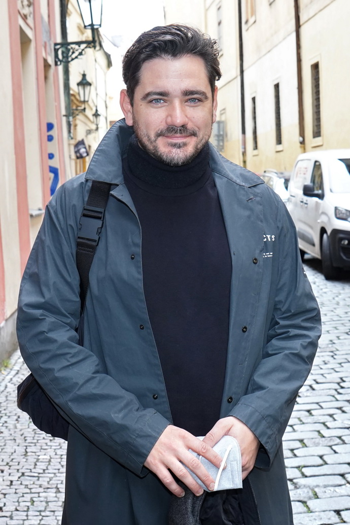 Roláky má v šatníku také herec  a moderátor Vojtěch Kotek...