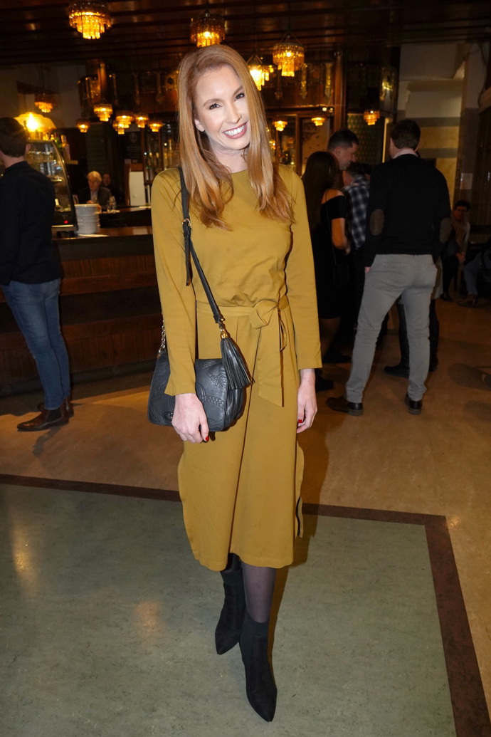 Jindy od přírody kudrnatá zrzka Denisa Nesvačilová překvapila hladce vyžehlenými vlasy. Na premiéru oblékla dlouhé zavinovací šaty v hořčicové barvě, které doplnila černou kabelkou a černými semišovými botami. Nechybí černé silonky, které herečce na půvabech neubírají.