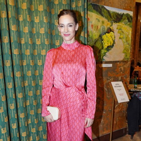 Herečka Jana Pidrmanová zvolila růžové zavinovací šaty ze saténu. Brunetku výrazná barva rozzářila natolik, že byla v Lucerně k nepřehlédnutí. Rozparkem potom dala nenápadně na odiv své štíhlé nožky. Lodičky a kabelku zvolila v krémových světlých odstínech.