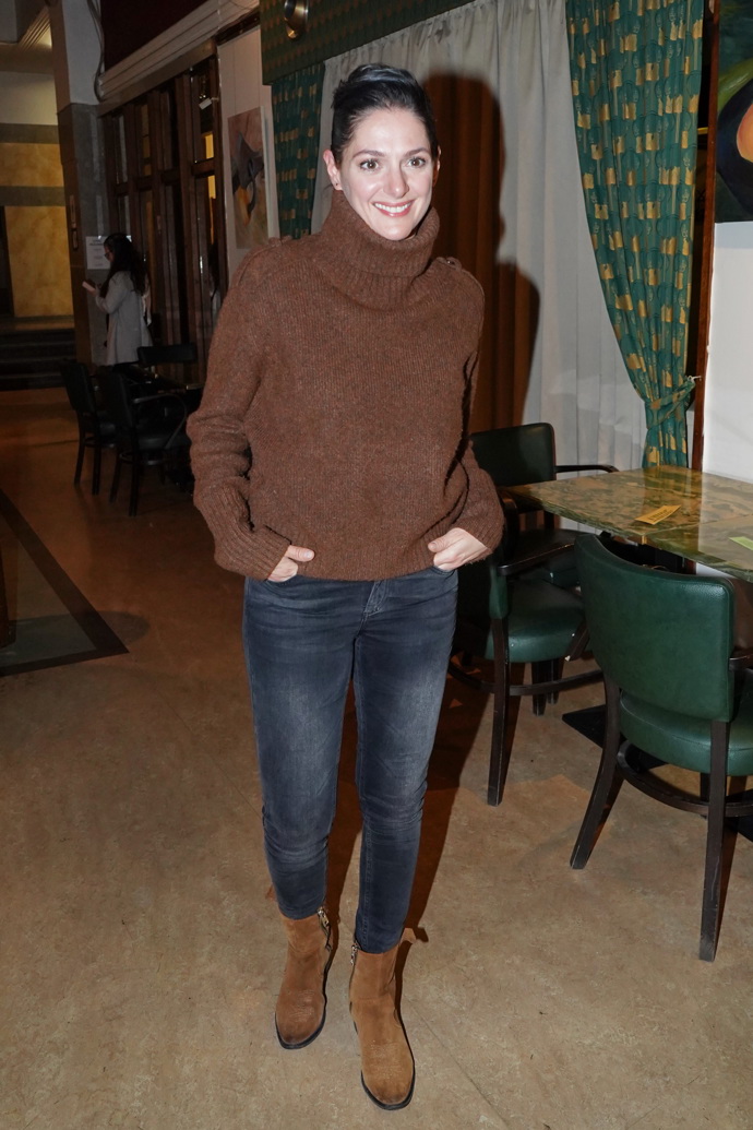 Herečka Klára Issová patří mezi ty, kteří slavnostní premiéru v Lucerně trochu podcenili. Hnědý zimní svetr, džíny a boty možná při večerním odchodu z kina zahřejí, do společnosti ale tento outfit příliš vhodný není.