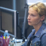 Dívku, která se jako první rozhodne proti praktikám ezoterického guru vypovídat, hraje Anna Fialová.