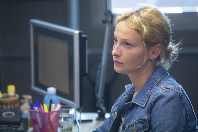 Dívku, která se jako první rozhodne proti praktikám ezoterického guru vypovídat, hraje Anna Fialová.