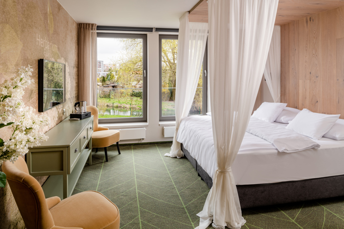 Venkovní brunche, soukromé pikniky, večerní grilování u kamenného ohniště jsou jen zlomkem zážitků, které vám spolu s výjimečným servisem nabízí majitelka Alena Šišmová.