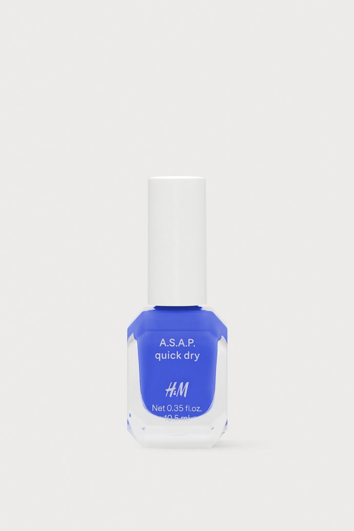 Rychleschnoucí lak na nehty v oslnivém modrém odstínu You Blue It, H&M, 149 Kč
