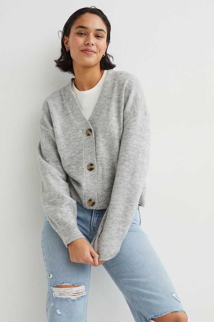
Světle šedý propínací svetr s výstřihem do V, H&M, 599 Kč