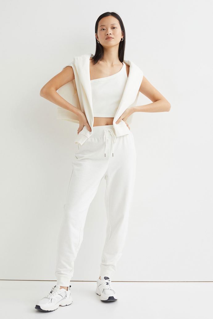 Bílé volnočasové tepláky z pevného žerzeje z bavlněné směsi. H&M, 249 Kč