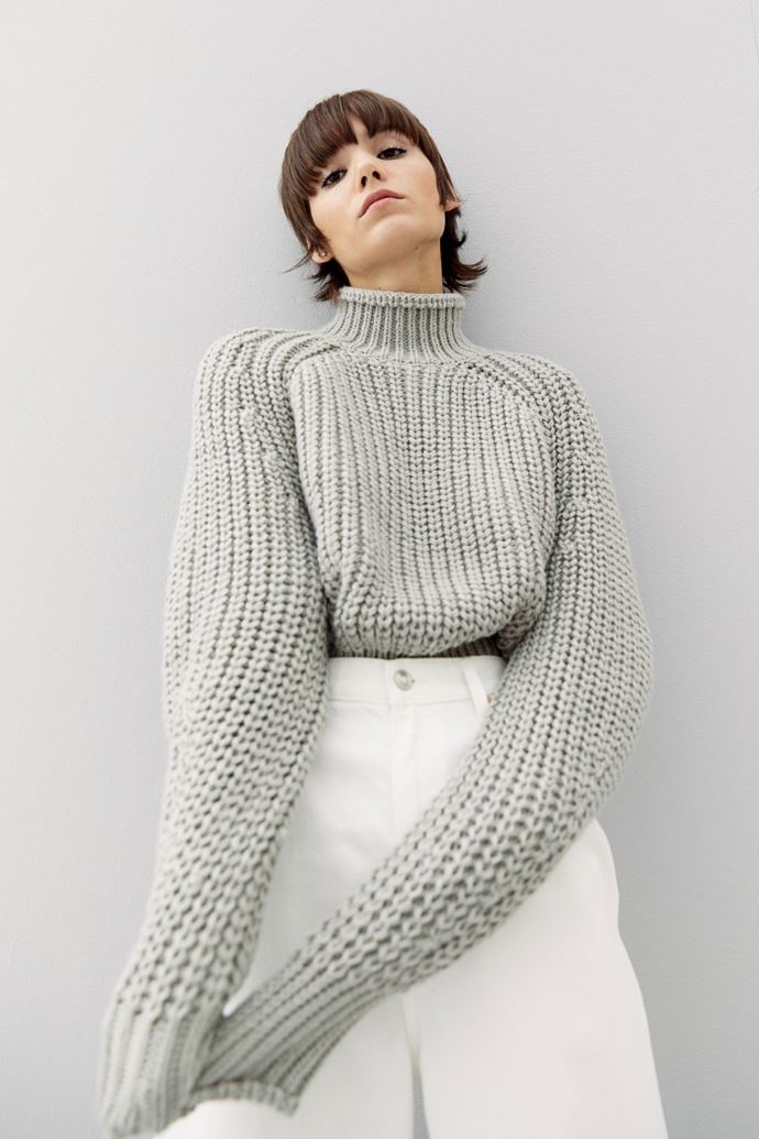 
Oversized šedobéžový pletený svetr, H&M, 749 Kč
