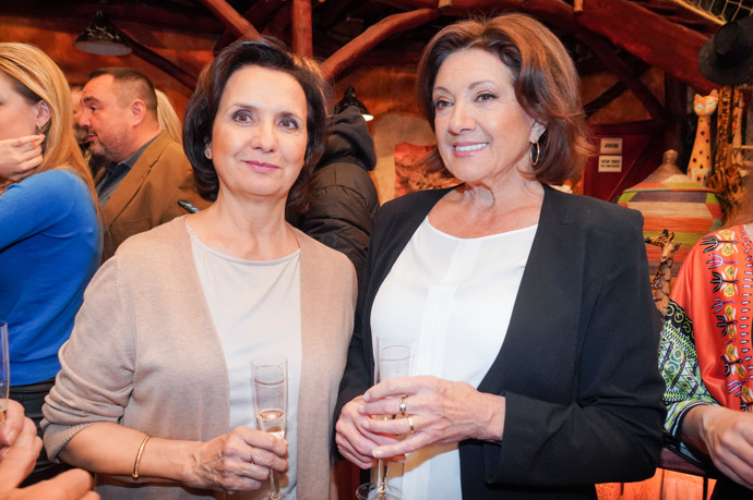 Marie Rottrová dobře ví, že jednoduchá bílá halenka je sázkou na jistotu, stejně jako elegantní sako. 
