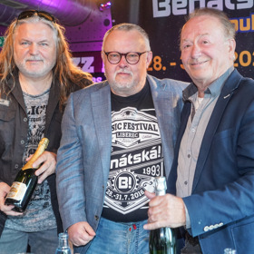 Na letošním festivalu Benátská! spojí své síly kapely Arakain a Olympic. Na fotografii zleva Jiří Urban (Arakain), Petr Pečený (spolumajitel festivalu) a Petr Janda (Olympic).