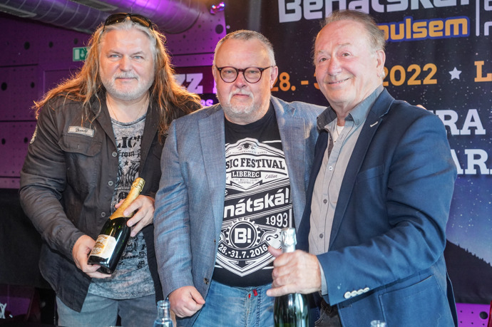 Na letošním festivalu Benátská! spojí své síly kapely Arakain a Olympic. Na fotografii zleva Jiří Urban (Arakain), Petr Pečený (spolumajitel festivalu) a Petr Janda (Olympic).