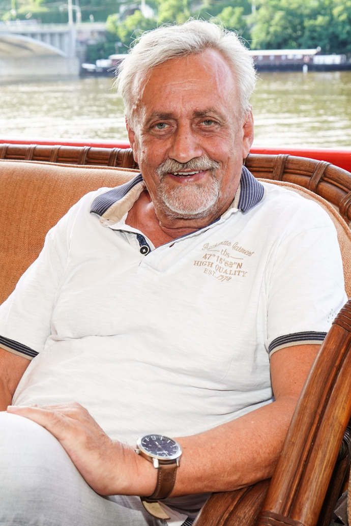 Za čtyři roky mu bude osmdesát, přesto si Richard Tesařík naplno užívá života.